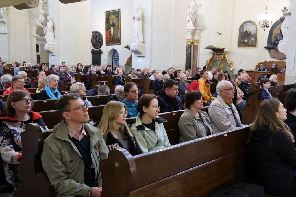 Bažnyčios bendruomenė suklusę žiūri į naująjį altorių