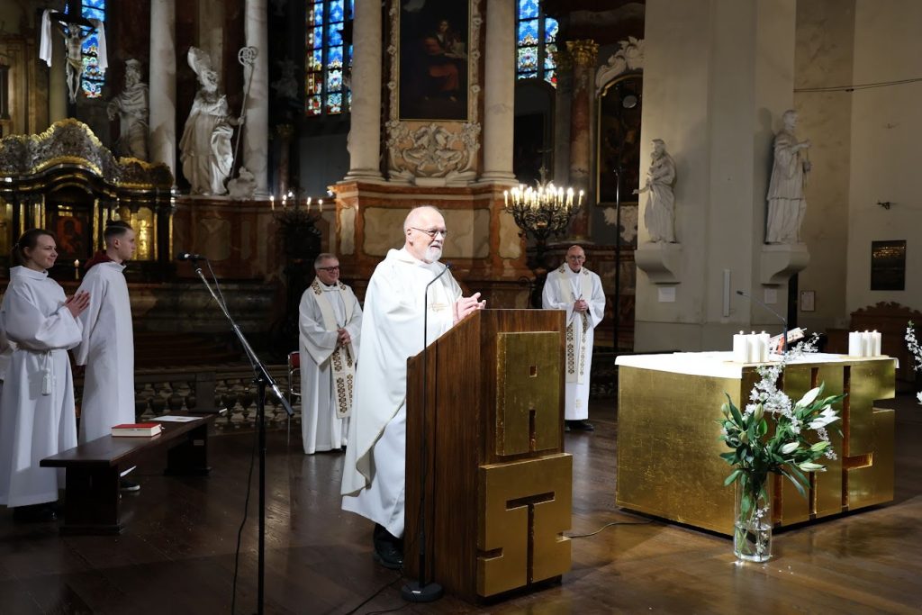 Tėvas Antanas Saulaitis SJ ploja dėkodamas už altorių